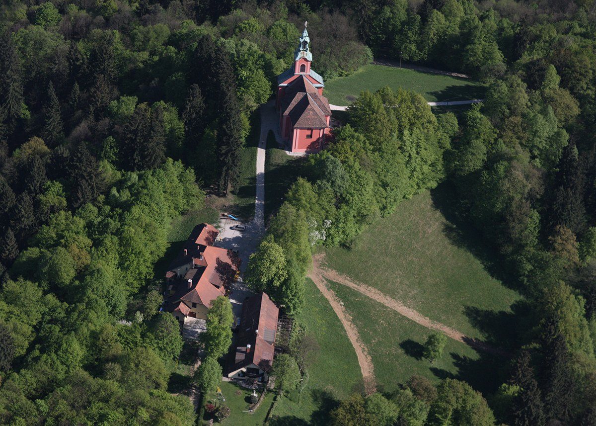 Zeleni grič nad mestom